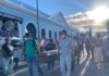 Manifestantes fazem o enterro simbólico de Bolsonaro e do vereador Leonardo Dias em Maceió