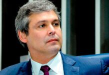 Lindbergh pede buscas em jatos ligados a Vorcaro e usados por Flávio Bolsonaro