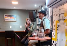 Tom Kell emociona em apresentação no Villa Farol