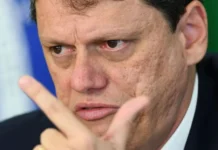 Para prejudicar os alunos, Tarcísio quer dividir escolas de SP com mais de mil estudantes