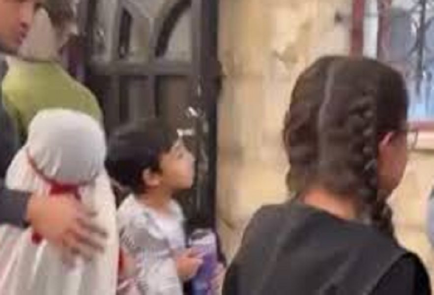 Criancas-ainda-com-figurinos-sao-retiradas-do-Teatro-Al-Hikawatti-Foto-extraida-de-video-do-Haaretz