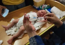 Israel está bloqueando seringas necessárias para vacinar crianças em Gaza