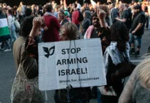 Ativistas protestam contra a exportação de armas alemãs para Israel