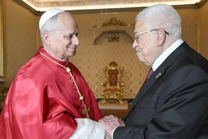 Papa-Leao-XIV-junta-se-ao-apoio-mundial-pela-criacao-do-Estado-da-Palestina-ao-encontrar-Abbas-AFP
