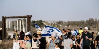 Israelenses invadem Gaza, hasteiam bandeira e querem assentamentos ilegais