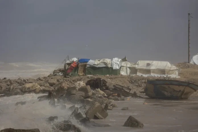 AA-20251229-40108968-40108965-ADVERSE_WEATHER_WORSENS_CONDITIONS_FOR_DISPLACED_PALESTINIANS_IN_GAZA