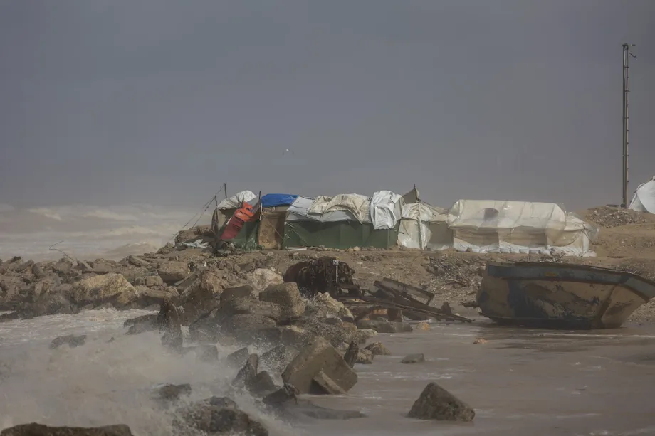 AA-20251229-40108968-40108965-ADVERSE_WEATHER_WORSENS_CONDITIONS_FOR_DISPLACED_PALESTINIANS_IN_GAZA