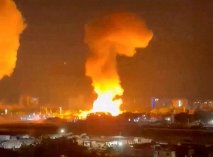 2026-01-03T115330Z_1543953786_RC2NTIARV6G6_RTRMADP_3_USA-VENEZUELA-EXPLOSIONS