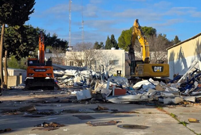 Escavadeiras-israelenses-na-demolicao-na-Jerusalem-Arabe-Foto-da-Autoridade-de-Israel-sobre-a-Terra