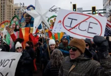 Milhares protestam nos EUA após morte de mulher por agente de imigração de Trump