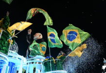 Desfile da Acadêmicos de Niterói exalta Lula e debocha de Bolsonaro na Sapucaí