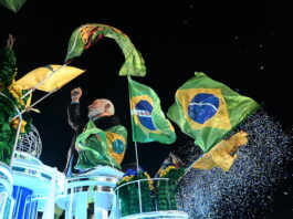 Desfile da Acadêmicos de Niterói exalta Lula e debocha de Bolsonaro na Sapucaí