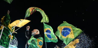 Desfile da Acadêmicos de Niterói exalta Lula e debocha de Bolsonaro na Sapucaí