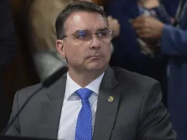 Flávio Bolsonaro quer impedir que o Senado vote o fim da escala 6×1 nessa semana