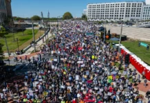 Protestos massivos nos EUA denunciam autoritarismo e guerra de Trump
