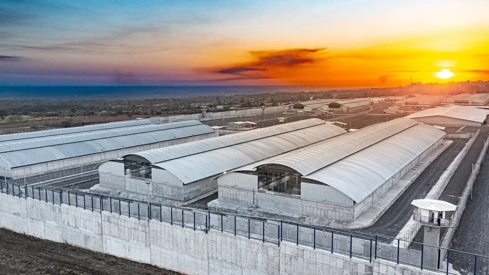 Capa-Imigrantes-deportados-dos-EUA-sofrem-violacoes-de-direitos-humanos-em-prisao-em-El-Salvador-960x540