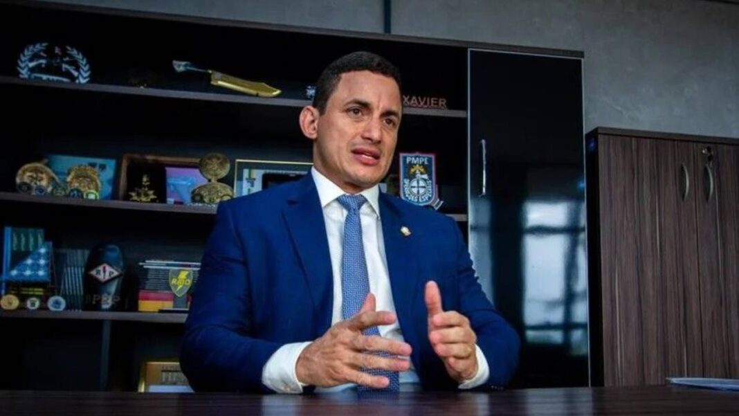 e448badd-delegado-geral-da-policia-civil-gustavo-xavier-e-investigado-por-crimes-em-concursos-publicos-foto-pei-fon-agencia-alagoas-1