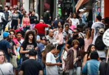 População brasileira cresce em ritmo menor e está envelhecendo