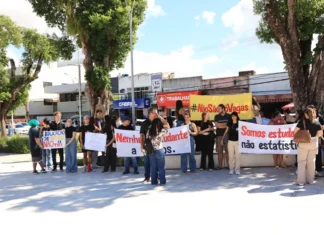 Alunos da Uncisal com risco de perder vaga protestam no Centro