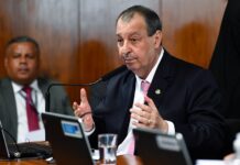 Omar Aziz assume PEC da escala 6×1 e promete acelerar votação no Senado