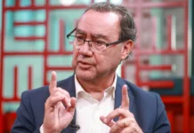 Cidade mineira de 7 mil alunos comprou 10 mil livros didáticos de Augusto Cury por cerca de R$ 2 milhões