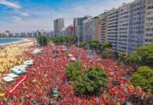 Lula mobiliza multidão em Copacabana, em ato pela reeleição