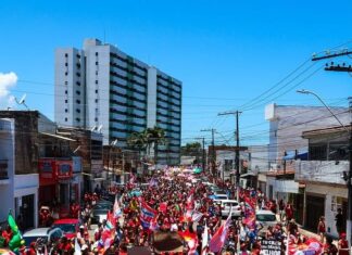 Manifestação pró Lula na orla de Maceió arrasta cerca de 10 mil pessoas