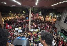 Mais de 3 mil estudantes paticipam de manifestação em defesa da democracia e da Ufal