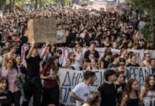 Estudantes e professores protestam na Grécia por mais recursos públicos