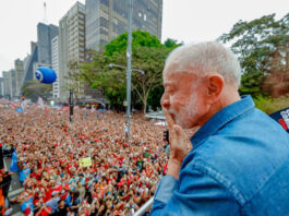 Lula reúne mais de um milhão na Paulista e convoca juventude a defender a democracia