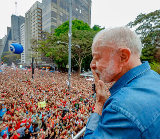 Lula reúne mais de um milhão na Paulista e convoca juventude a defender a democracia